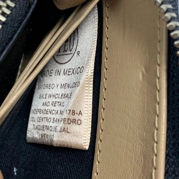 Alejandro Yeo Women's Hand-Tooled Leather Zippered Clutch Wallet - Picture 9 of 12